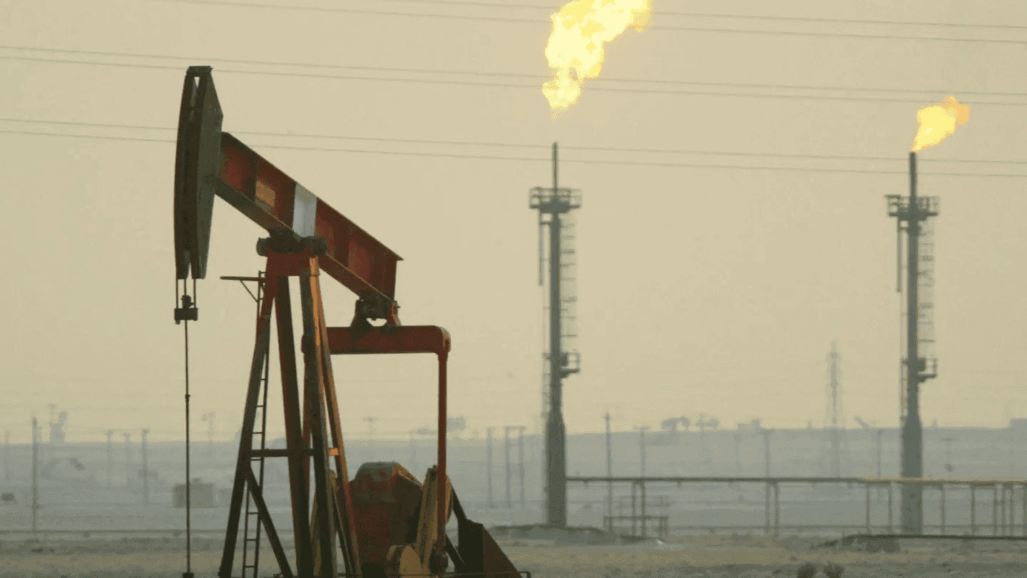 Petróleo ronda los 82 dólares y analistas advierten que podría subir a 120 dólares por guerra con Irán
