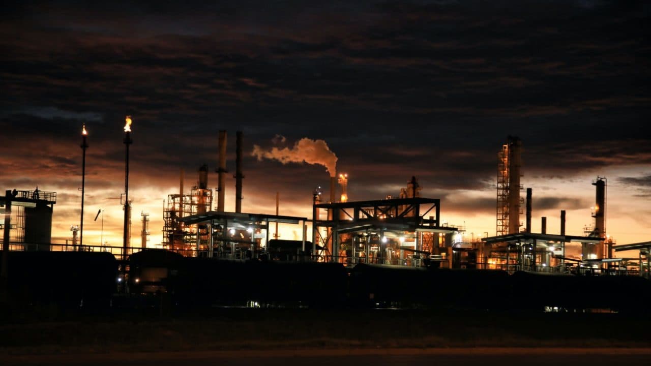 Trump suspenderá temporalmente algunas sanciones petroleras para estabilizar precios